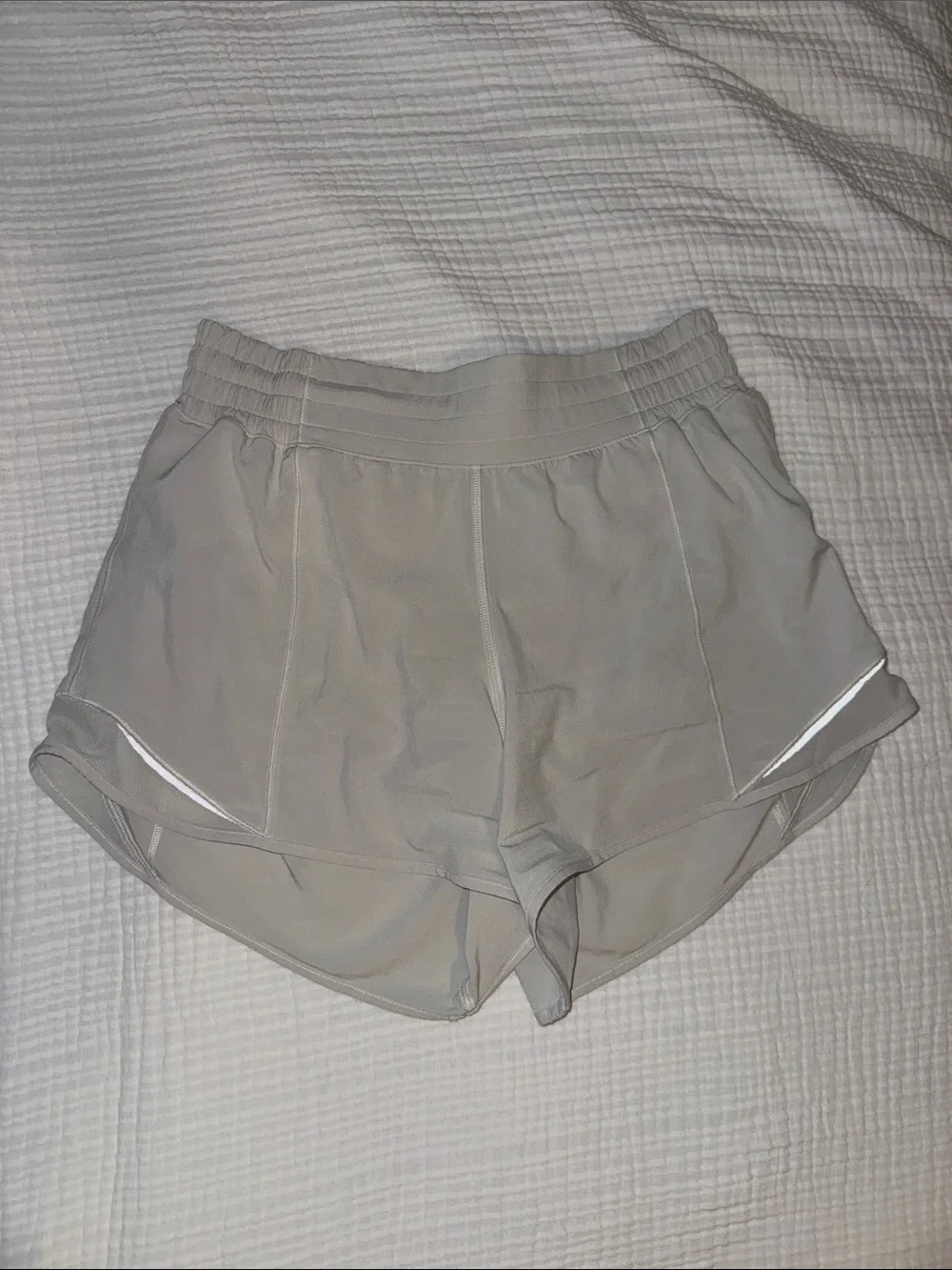 Lululemon 4” high rise hotty hot shorts